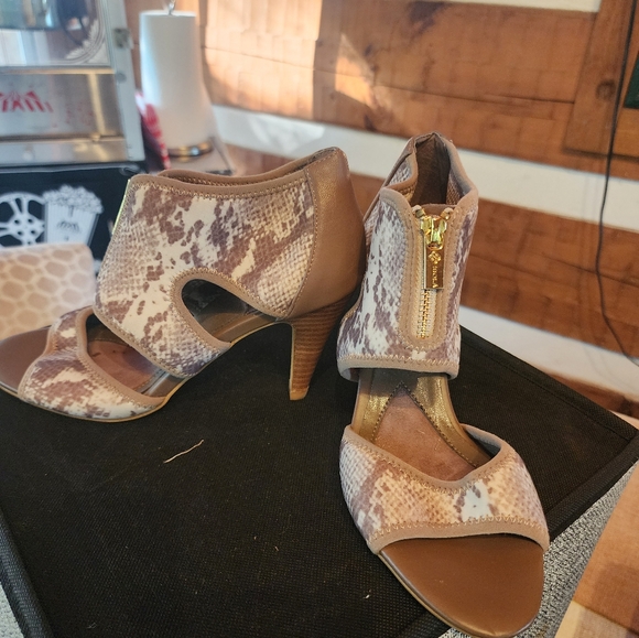 13 pairs of sandals/heels/booties. All in excellent shape. From 71/2-8 sizes. - Picture 12 of 13